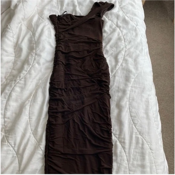Missguided Midi Brown Ruched Dress with one shoulder sleeve - Picture 2 of 2